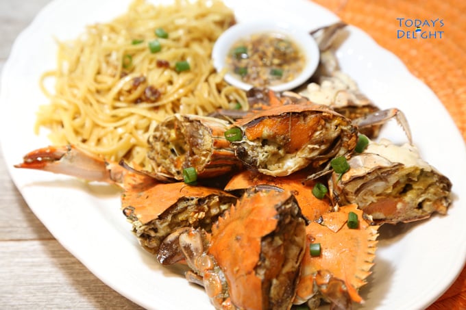 Roasted garlic crab and garlic noodles