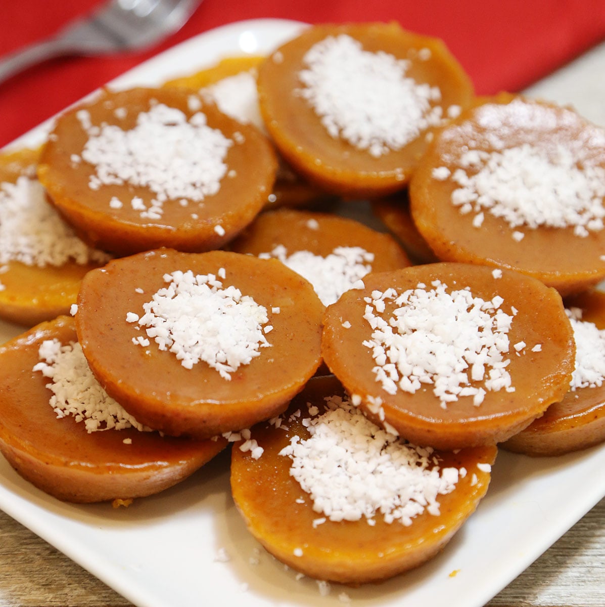 Kutsinta (sticky brown rice cake) garnished with grated coconut.