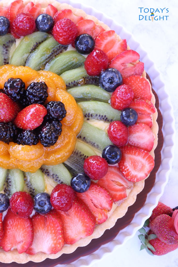 To make this fruit tart recipe you need a crust, custard cream and fruits.
