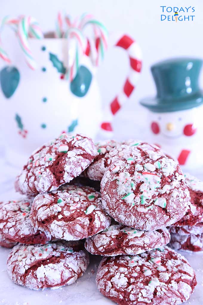 Piled cracked Christmas Crinkle Cookies.