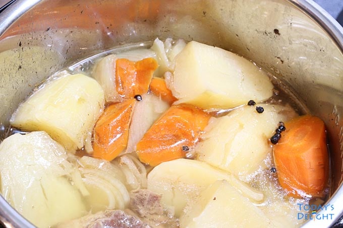 Cooked meat & vegetables after pressure cooking.