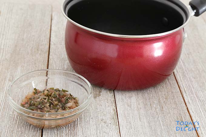 Combined tarragon, shallot, white wine vinegar, white wine, salt and pepper in a small bowl and a small pot.
