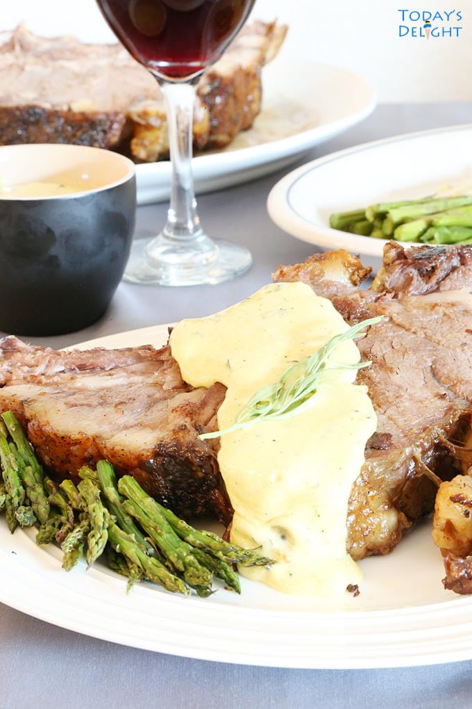 Steak with Bearnaise, asparagus & red wine is Today's Delight.