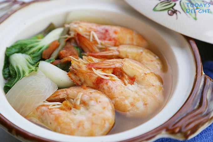 Head on shrimp flavored with tamarind broth.