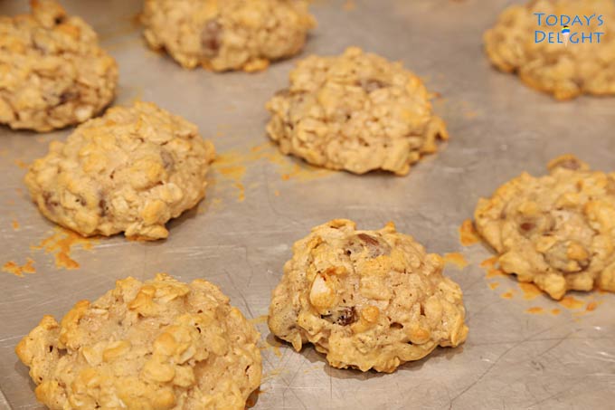 Baked oatmeal cookies.