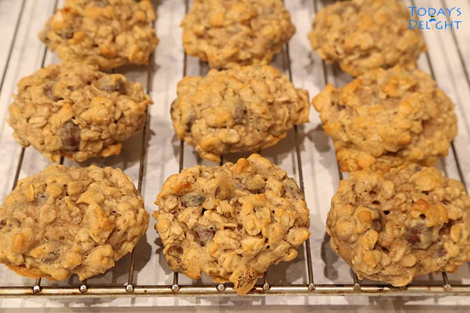 Cookies cooled in a wire rack.