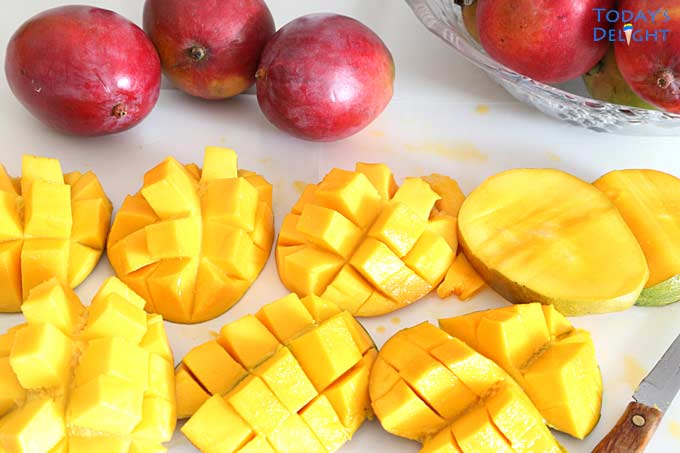 Cut mangoes.