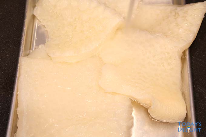 Cleaning beef tripe under running cold water.