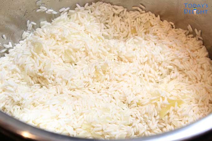 Glutinous rice is sauteed with spices.