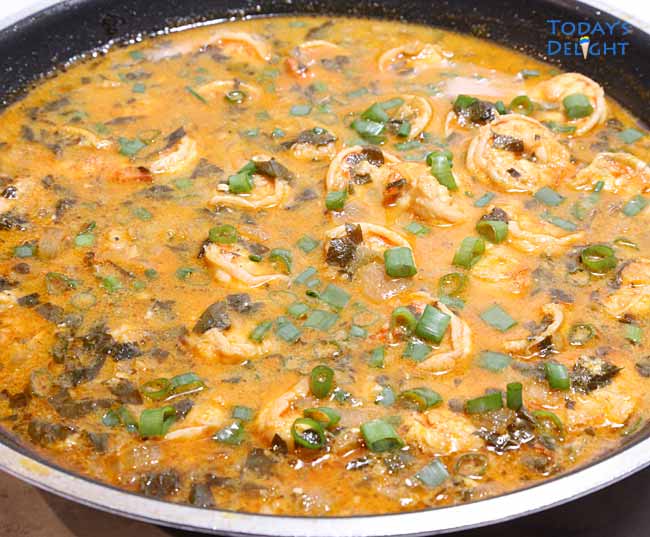 Peeled peppered shrimp in skillet.