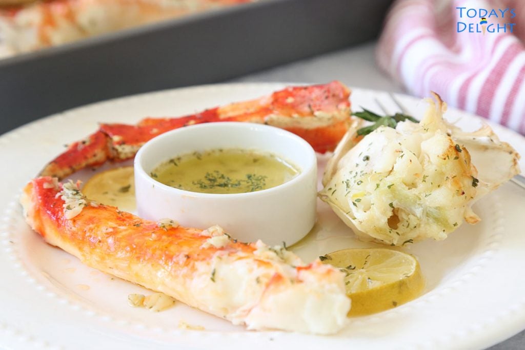 Crab meat with lemon wedge and garlic butter sauce.