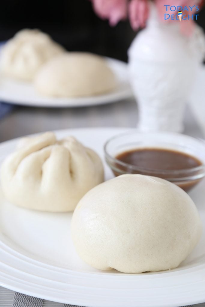 2 round and 2 pleated siopao buns with sauce.