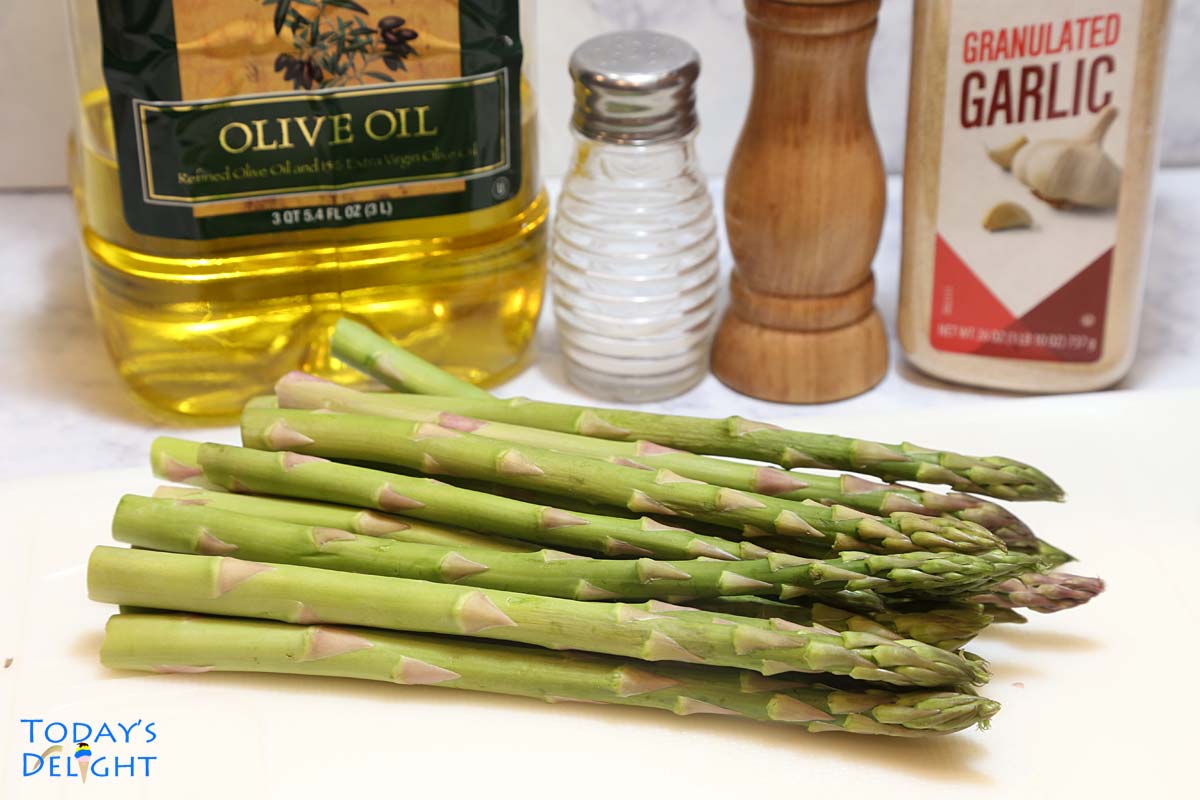 Air fryer asparagus recipe ingredients.