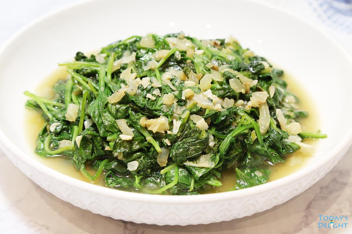 Cooked spinach in a dish.